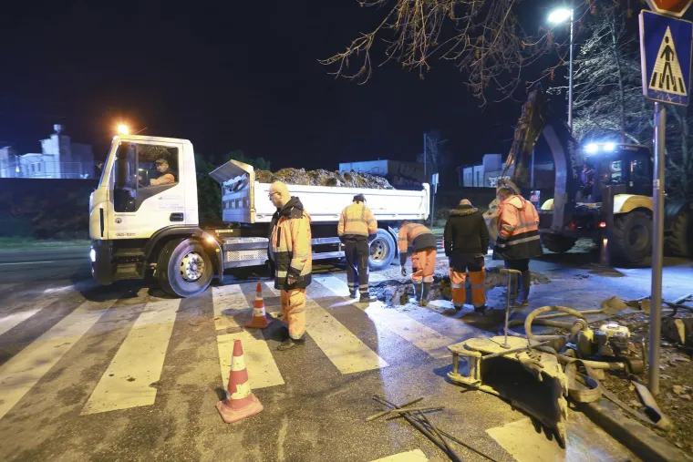 U Savskoj se voda izlila iz magistralnog voda, a na križanju Koranske i Koturaške puknuo lokalni vodovod