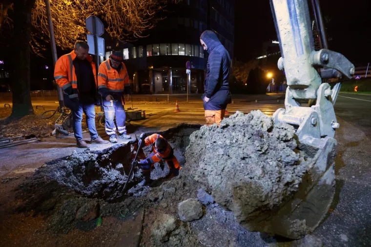 U Savskoj se voda izlila iz magistralnog voda, a na križanju Koranske i Koturaške puknuo lokalni vodovod