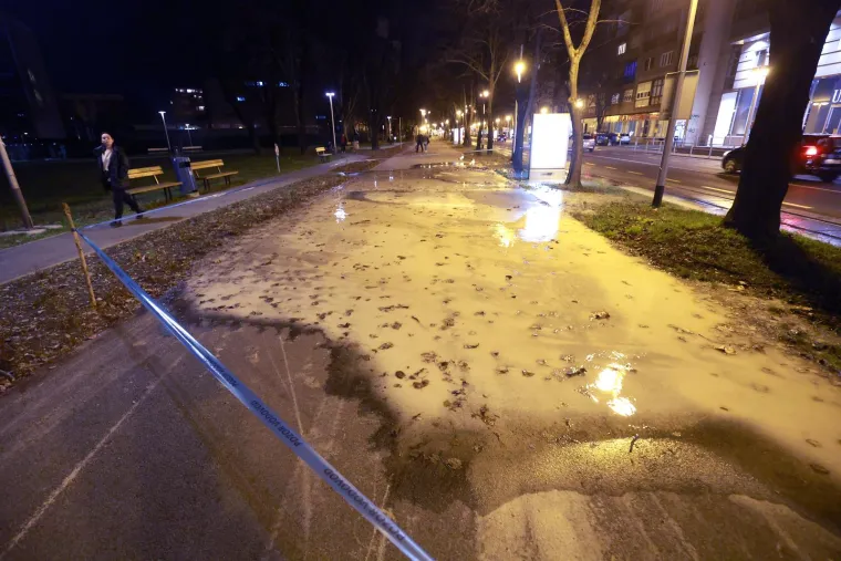 U Savskoj se voda izlila iz magistralnog voda, a na križanju Koranske i Koturaške puknuo lokalni vodovod