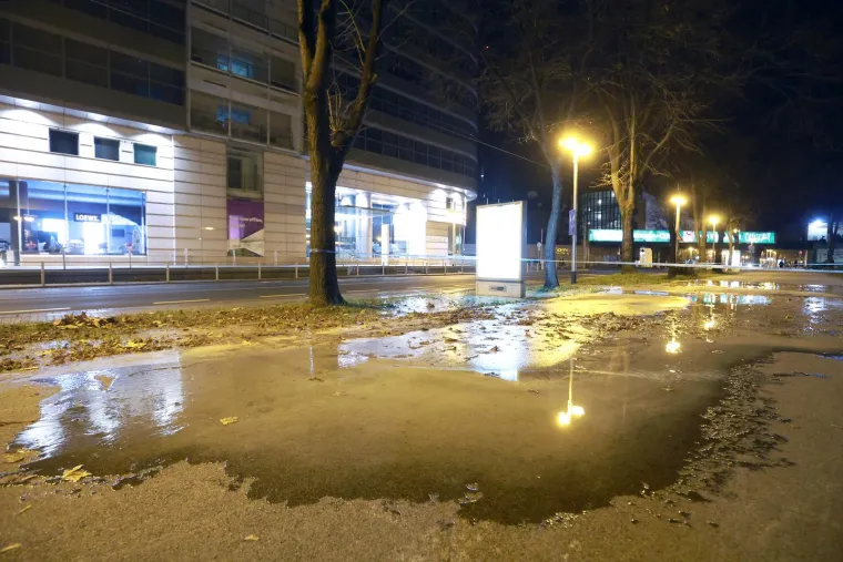U Savskoj se voda izlila iz magistralnog voda, a na križanju Koranske i Koturaške puknuo lokalni vodovod