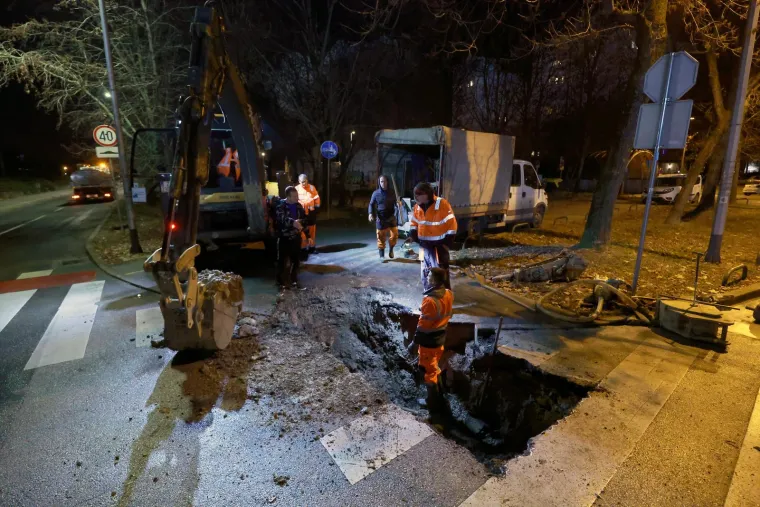 U Savskoj se voda izlila iz magistralnog voda, a na križanju Koranske i Koturaške puknuo lokalni vodovod