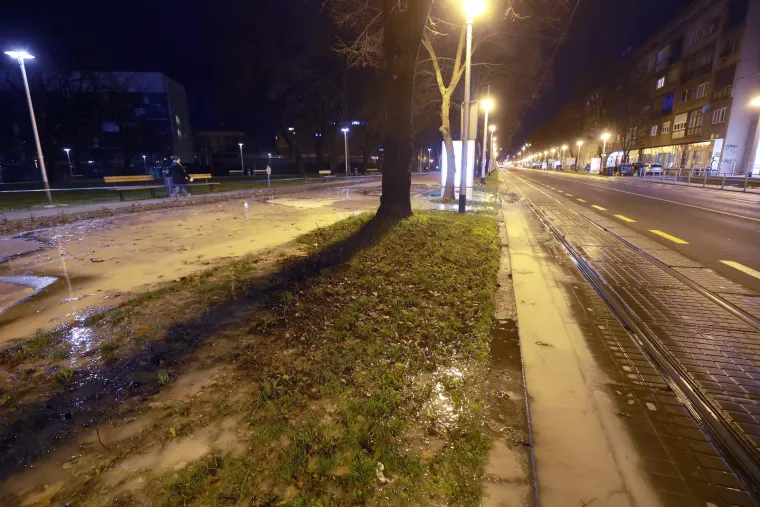 U Savskoj se voda izlila iz magistralnog voda, a na križanju Koranske i Koturaške puknuo lokalni vodovod