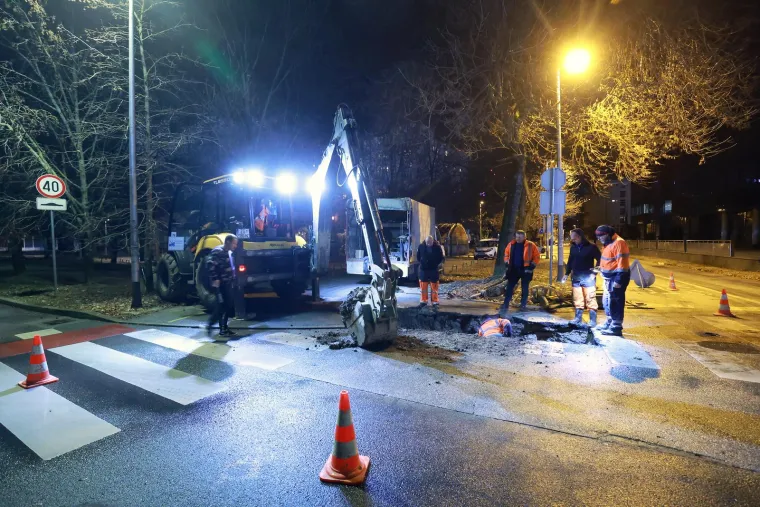 U Savskoj se voda izlila iz magistralnog voda, a na križanju Koranske i Koturaške puknuo lokalni vodovod