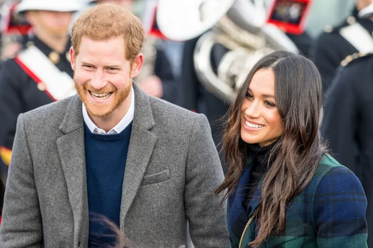 Harry i Bradby šalili su se o tome kako je, nakon što je upoznao Meghan sa svojom obitelji, otkrio da njegova obitelj obožava &quot;Suits&quot;, seriju u kojoj je Meghan i glumila.