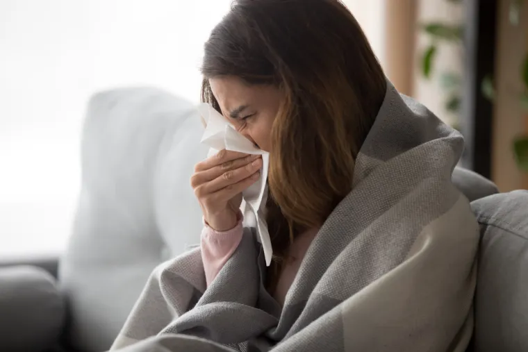 Liječnica ističe da su uzročnici najčešće virusi, a rjeđe bakterije. &quot;Najčešći su virusi influence i parainfluence, respiratorni sincicijalni virus, rinovirusi, adenovirusi i drugi uključujući i Sars-Cov-2 (Covid 19). Od bakterijskih uzročnika najčešći su određeni sojevi streptokoka, pneumokok, Haemophilus influenzae i Moraxella catarrhalis. Rijetko su uzročnici gljivice (kod osoba ugroženog imuniteta)“, navodi ona.
