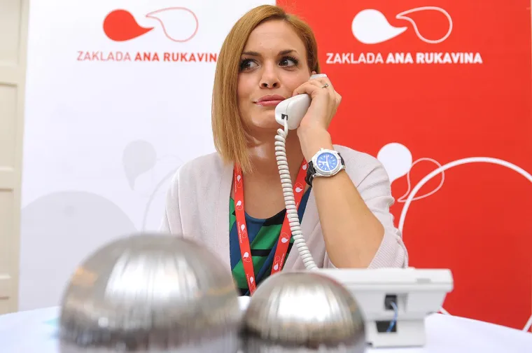Neveni Rendeli godine ne mogu ništa, biste li pogodili koliko je prošlo od prve i zadnje fotke?  Dugih 17 godina!