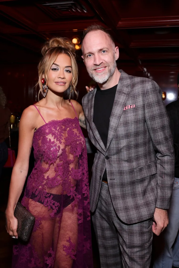 Rita Ora se usudila pokazati kao rijetko koja: Osvanula je gotovo gola ispod prozirne haljine, grudi uspješno vire ispod komadića čipke