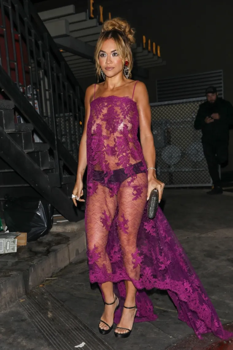 Rita Ora se usudila pokazati kao rijetko koja: Osvanula je gotovo gola ispod prozirne haljine, grudi uspješno vire ispod komadića čipke