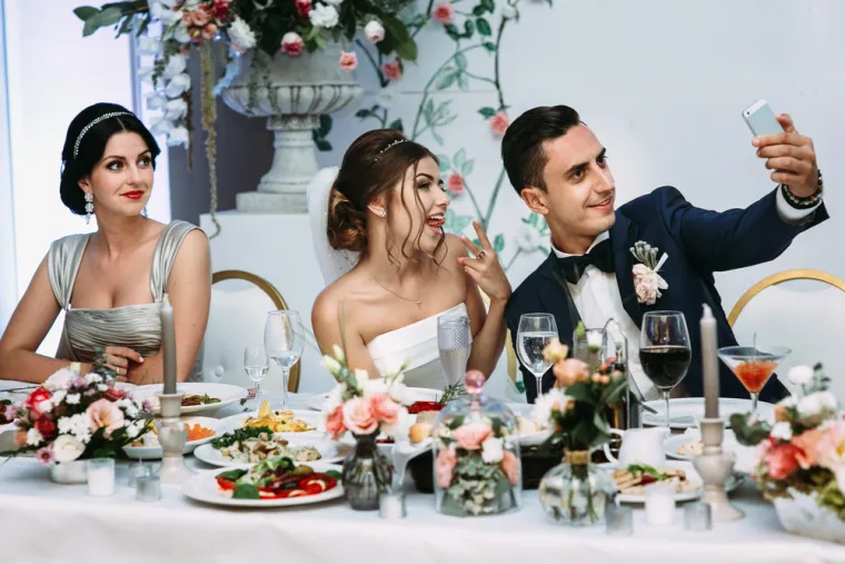 Fotografije: &quot;Mrzim kako su ispale moje fotografije s vjenčanja. Čak mi se ni tog dana nije sviđalo što je naš fotograf tražio od nas ili poze u koje nas je upućivao, ali nisam ništa rekla jer nisam željela da izazovem scenu ili da se ponašam kao razmažena mala curica. Sada bih, pak, mnogo voljela da sam nešto rekla jer ne mogu vjerovati kako su loše fotografije ispale&quot;, kaže Katarina (29).