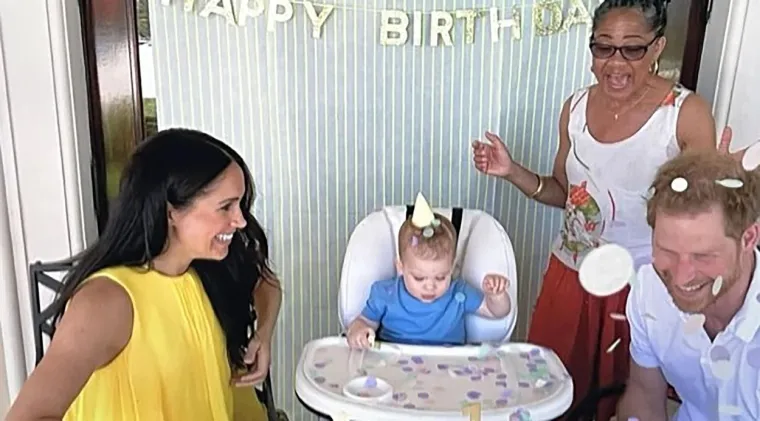 Obiteljske fotografije uvijek su veliki hit među obožavateljima kraljevske obitelji diljem svijeta. Međutim, Meghan i Harry to nisu učinili i umjesto toga pozvali su samo 25 ljudi u privatni dio dvorca Windsor na događaj.
