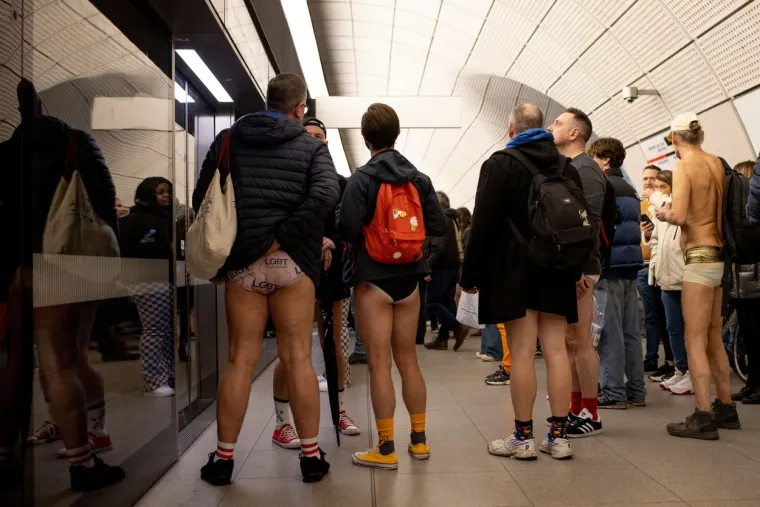 Ovo se ne vidi svaki dan: Golaći nahrupili u javni prijevoz! Prizori su gotovo nadrealni, ali svi su tu s istim ciljem