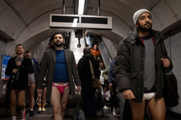 Ovo se ne vidi svaki dan: Golaći nahrupili u javni prijevoz! Prizori su gotovo nadrealni, ali svi su tu s istim ciljem