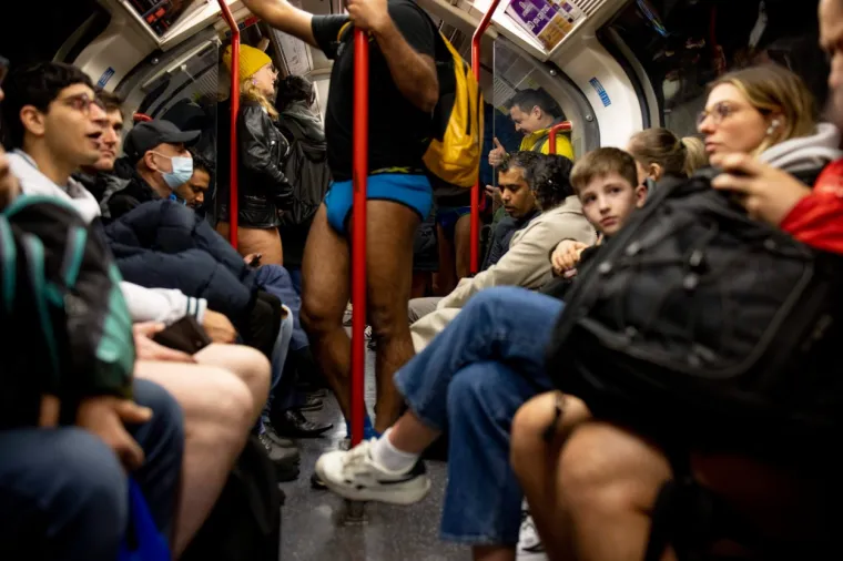 Ovo se ne vidi svaki dan: Golaći nahrupili u javni prijevoz! Prizori su gotovo nadrealni, ali svi su tu s istim ciljem