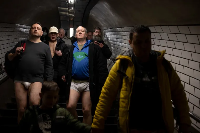 Ovo se ne vidi svaki dan: Golaći nahrupili u javni prijevoz! Prizori su gotovo nadrealni, ali svi su tu s istim ciljem