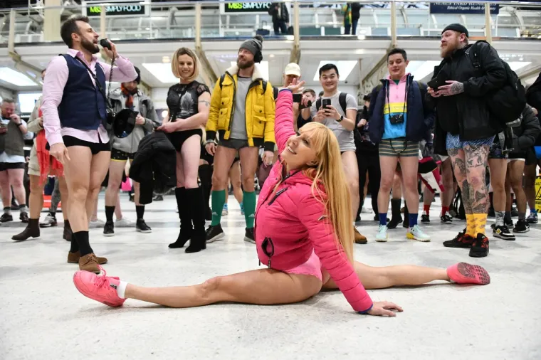 Ovo se ne vidi svaki dan: Golaći nahrupili u javni prijevoz! Prizori su gotovo nadrealni, ali svi su tu s istim ciljem