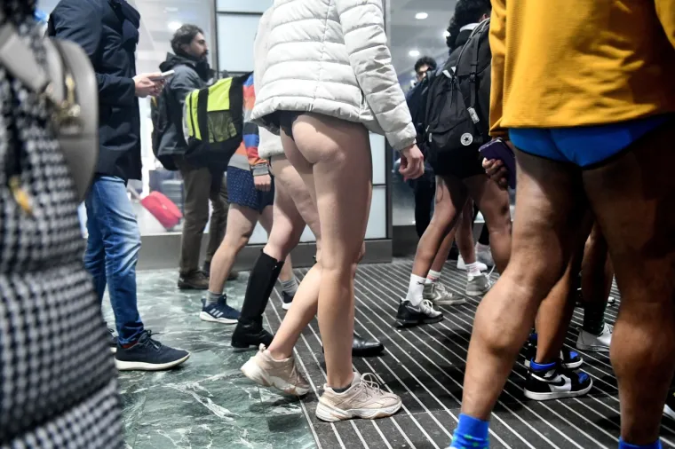 Ovo se ne vidi svaki dan: Golaći nahrupili u javni prijevoz! Prizori su gotovo nadrealni, ali svi su tu s istim ciljem