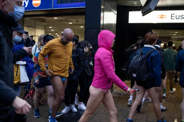 Ovo se ne vidi svaki dan: Golaći nahrupili u javni prijevoz! Prizori su gotovo nadrealni, ali svi su tu s istim ciljem