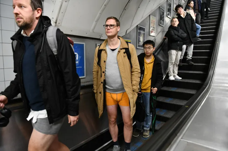 Ovo se ne vidi svaki dan: Golaći nahrupili u javni prijevoz! Prizori su gotovo nadrealni, ali svi su tu s istim ciljem