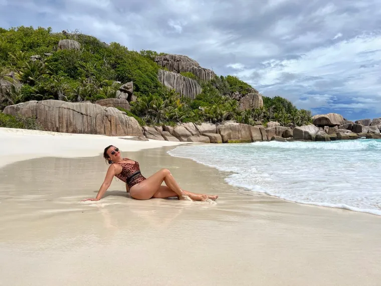 Sneki u lepr&scaron;avoj opravici za plažu otkrila da joj na Sej&scaron;elima ne treba ni&scaron;ta ispod: 'Najvatrenije do sada'