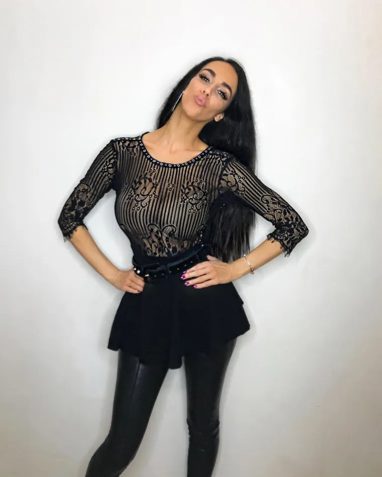 Tinu na Instagramu prati gotovo 18.000 ljudi, a najčešće objavljuje snimke i fotografije s putovanja, na kojima se obično hvali linijom u oskudnim badićima. U galeriji pogledajte na kakvu zavodnicu je, navodno, pao slovenski premijer...