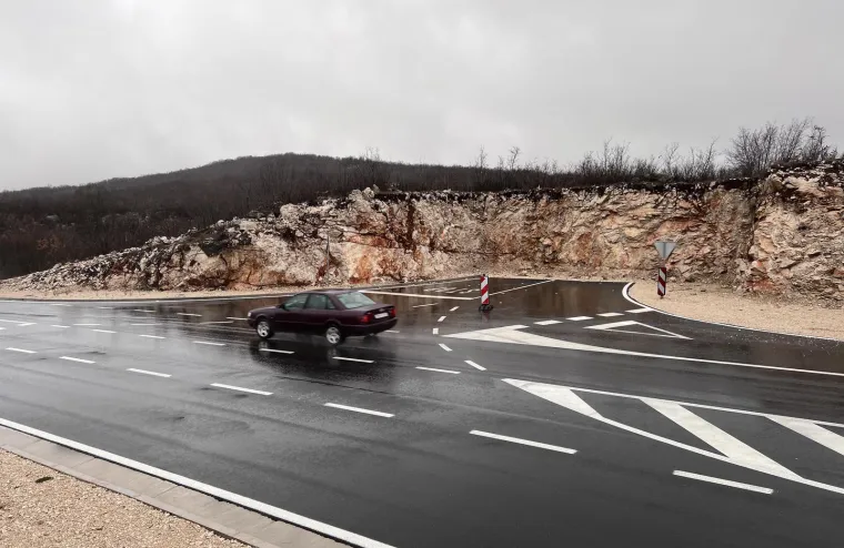 Ovo skretanje postalo je neviđena atrakcija među Hrvatima: Mnogi se vozači pitaju gdje vodi cesta za nigdje?