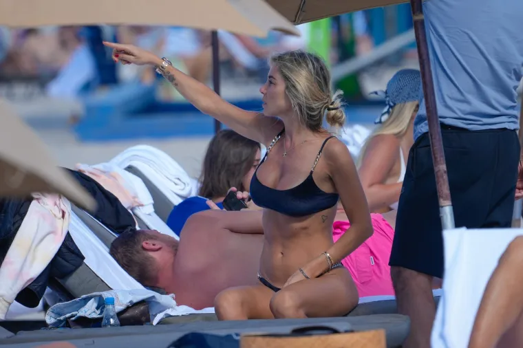 Dok susjedi bruje o njegovom skandalu, on uživa u društvu plavuše koja pažnju privlači bujnim grudima i tetovažom ispod njih