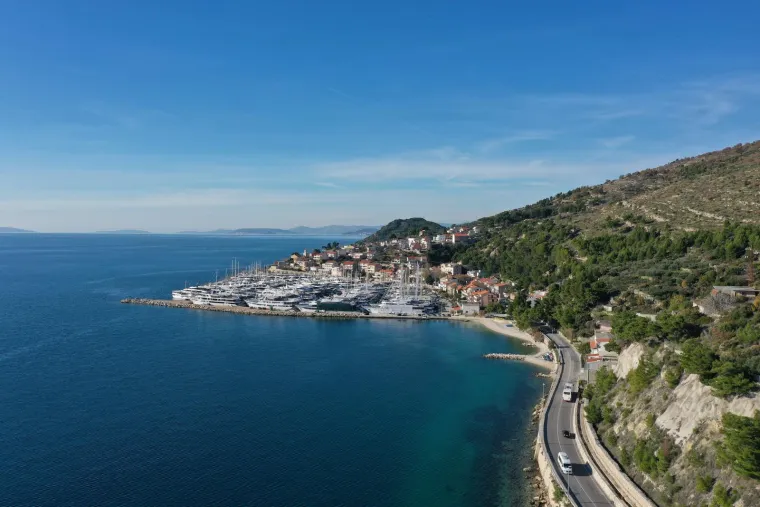 Pogled iz zraka na najdivljiju luku na Jadranu: Tu je najveća flota malih kruzera na svijetu, koja se susreće s očitim problemom