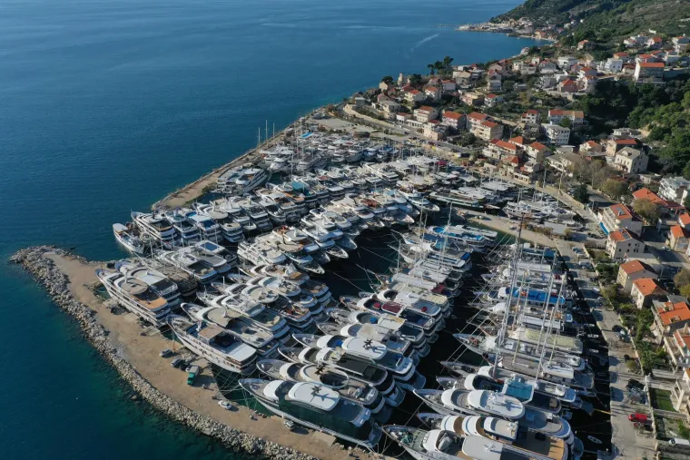 Pogled iz zraka na najdivljiju luku na Jadranu: Tu je najveća flota malih kruzera na svijetu, koja se susreće s očitim problemom