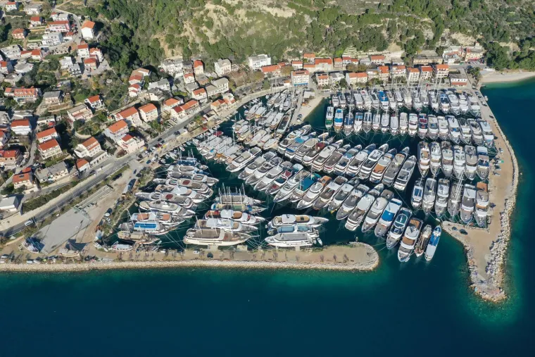 Pogled iz zraka na najdivljiju luku na Jadranu: Tu je najveća flota malih kruzera na svijetu, koja se susreće s očitim problemom