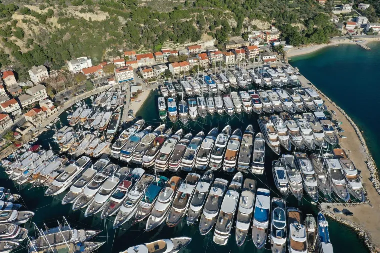 Pogled iz zraka na najdivljiju luku na Jadranu: Tu je najveća flota malih kruzera na svijetu, koja se susreće s očitim problemom