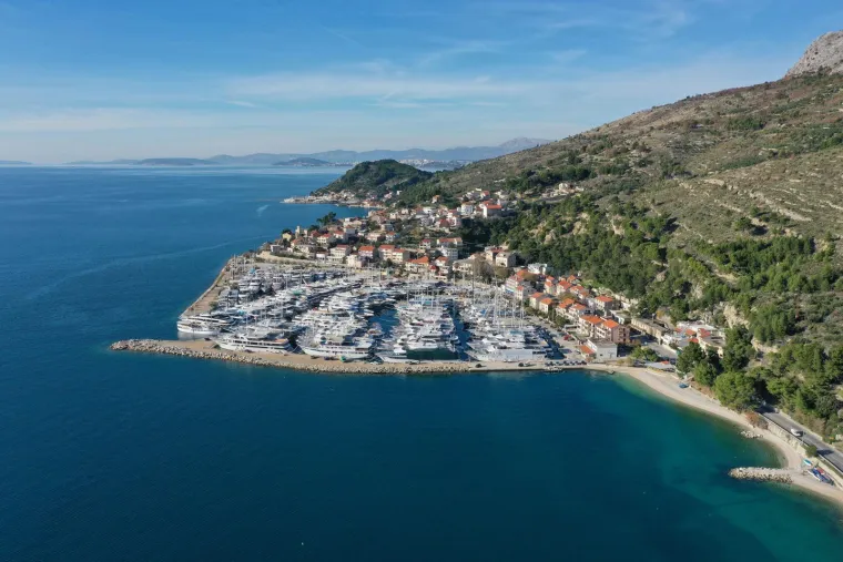 Pogled iz zraka na najdivljiju luku na Jadranu: Tu je najveća flota malih kruzera na svijetu, koja se susreće s očitim problemom