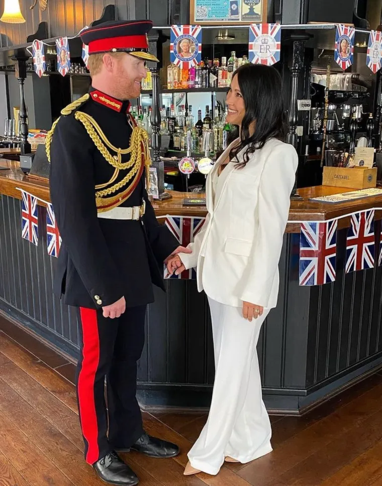 Ne, ovo nisu Harry i Meghan, ali jesu Rhys i Sarah, popularni dvojnici odbjeglog kraljevskog para: Sličnost je nevjerojatna!