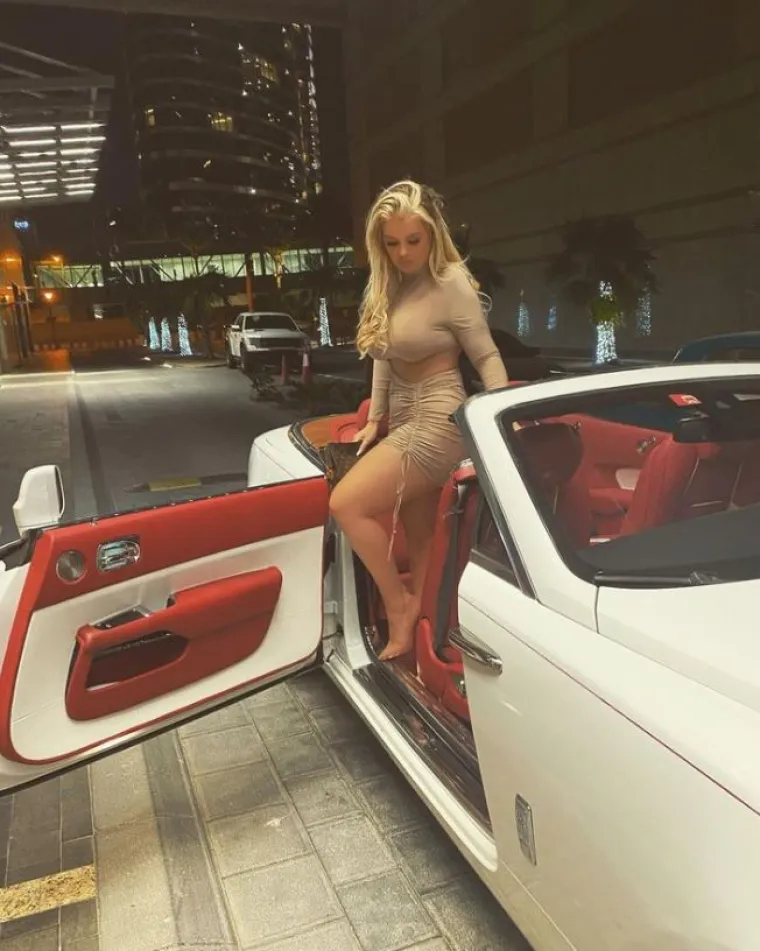 Nakon što je osvojila jackpot u Euromillionsu, potrošila je novac na odmore, motore, luksuzne torbe, dizajnersku odjeću i novu kuću s tri spavaće sobe.