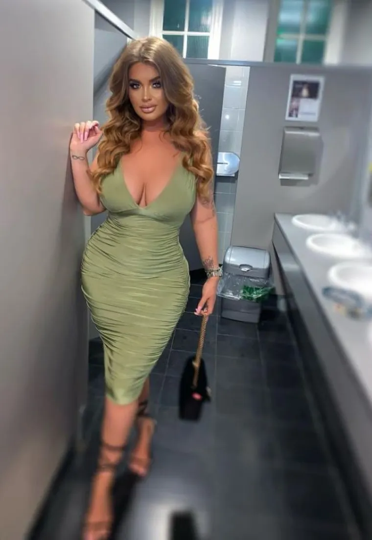 Naredila mu je da ne smije razgovarati ni s jednom djevojkom i zaklela se da će provjeriti ima li na svom tijelu tajne tetovaže kad dođe kući. Jane je također bila s bivšom zvijezdom Dundeeja, Jordanom Piggottom (23), prije nego što su se razišli 2018.