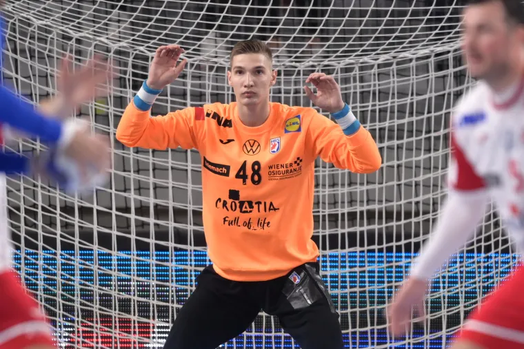 Dominik Kuzmanović od samih vratarskih početaka bio je predviđen kao "The one" na vratima Kauboja. Svoju karijeru počeo je u Dugom Selu iz kojeg je pre&scaron;ao u Nexe gdje je opravdavao očekivanja i postao reprezentativni vratar. Ima tek 20 godina i najmlađi je član ove reprezentacije. Protiv Izraela je skupio 11 obrana. U Europi je za Nexe ove sezone na postotku od 32.2% obranjenih udaraca.