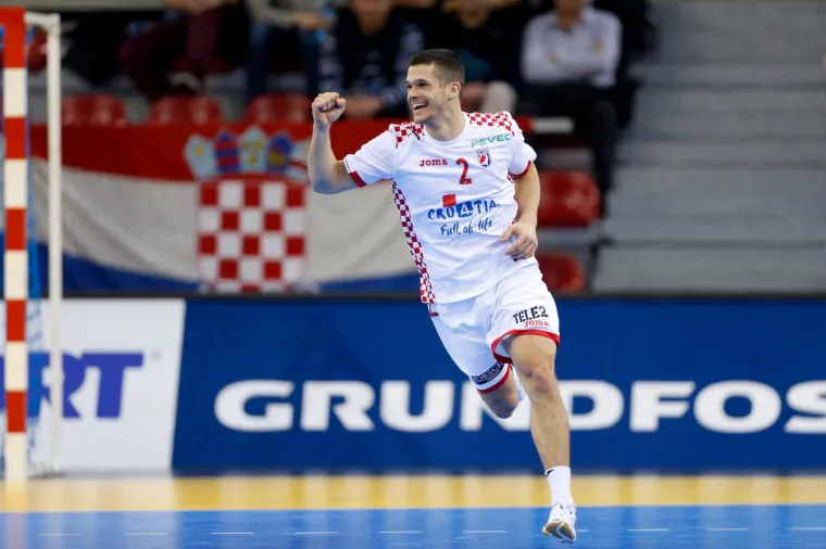 Lovro Mihić klasično je "nemilosrdno" krilo koje ima ogroman raspon udaraca. U Ligi prvaka ove je godine zabio 36 golova za Wislu i drugi je najbolji hrvatski strijelac u ovom natjecanju.