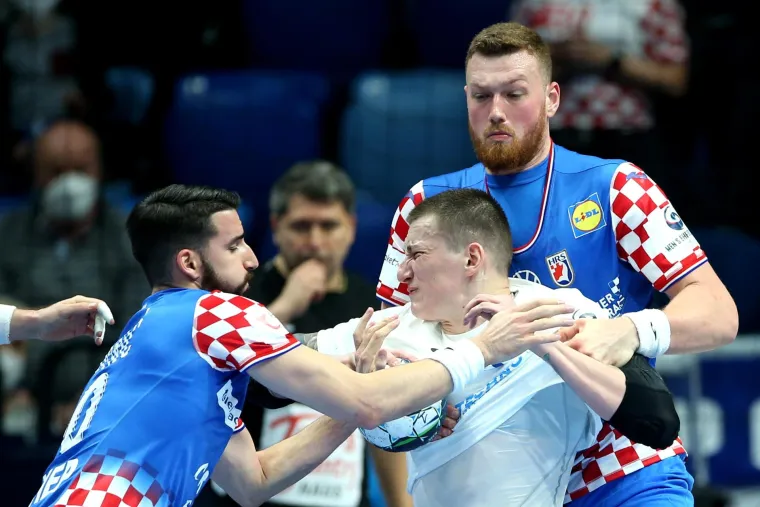 Nikola Grahovac član je PPD Zagreba. U Zagrebu igra u oba smjera iako mu je obrana specijalnost. U  reprezentaciji bi ba&scaron; to trebala biti njegova uloga.