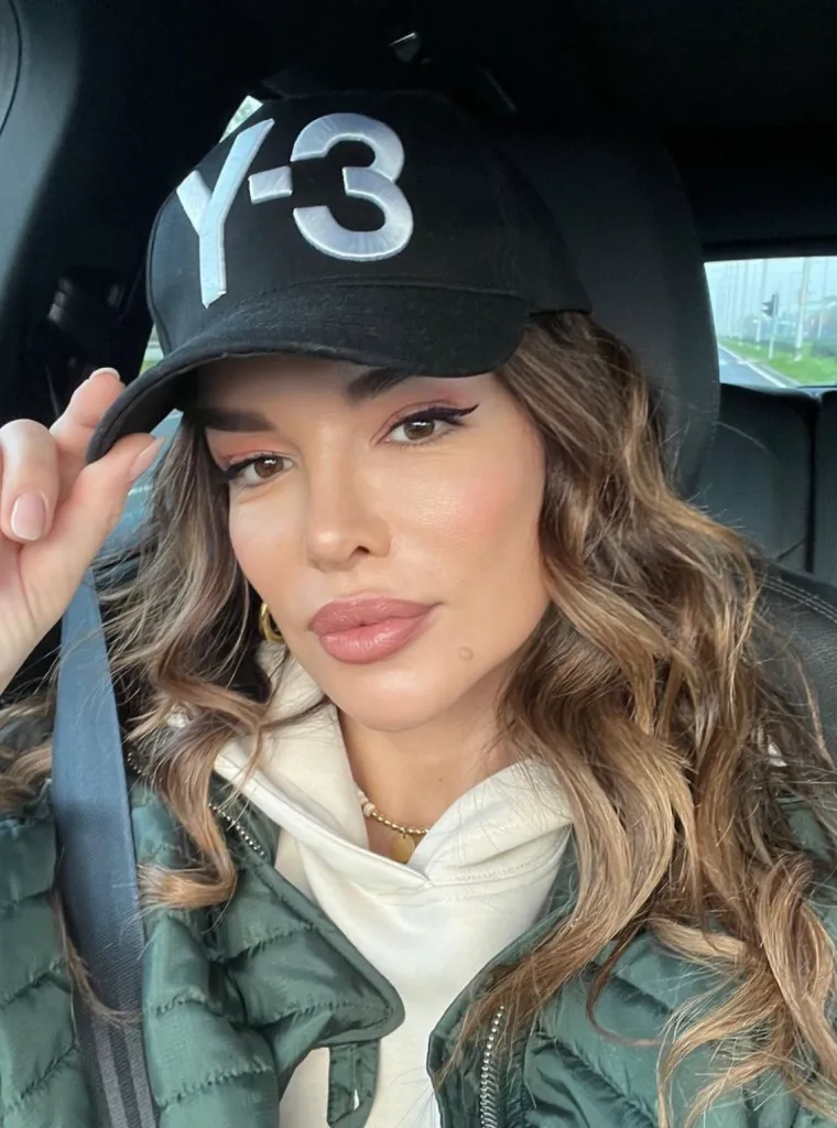 "Ona je tek počinjala, a ja sam već pjevala tri godine. Radile smo u hotelu &bdquo;Disko Europa&ldquo; u Munchenu. To je držao gazda Hasip. Nikada neću zaboraviti da sam i tada imala svoje ja i svoje dostojanstvo", nastavlja Nela.