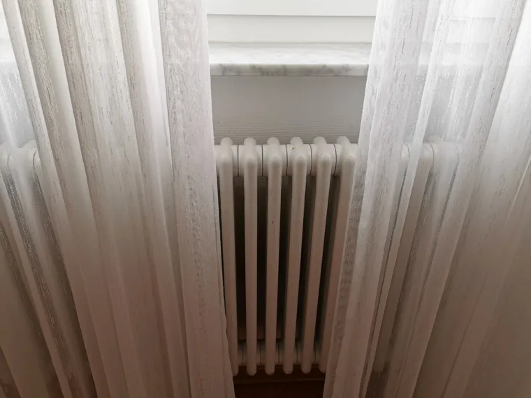 5. Nemojte prekrivati radijator: Možda zvuči jednostavno, ali pobrinite se da vam radijatori nisu prekriveni sofama ili namještajem jer to može napraviti veliku razliku. Imati kauč ispred radijatora na kraju blokira protok topline u prostoriju, što znači da ostaje hladno i na kraju bacate novac.