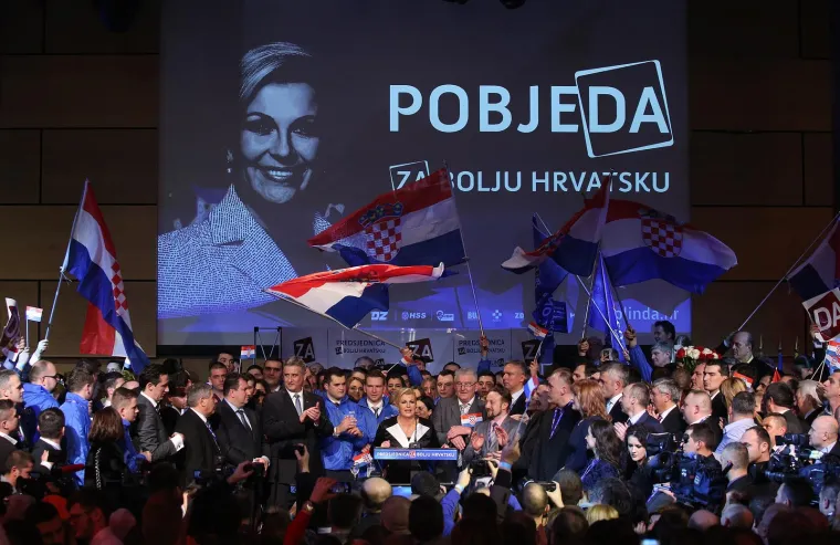 Sjećate li se ove noći? Padali su poljupci i nestvarna obećanja: Kolinda i zaboravljeni Karamarko bili su na sedmom nebu, a tek Jakov....