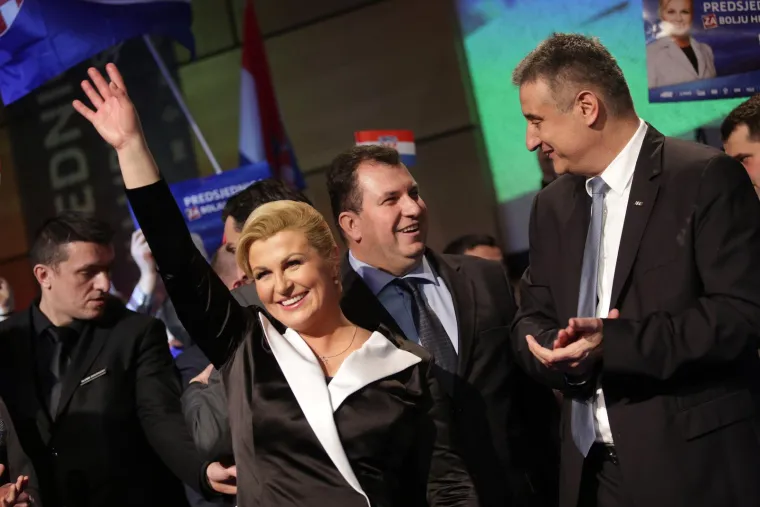 Sjećate li se ove noći? Padali su poljupci i nestvarna obećanja: Kolinda i zaboravljeni Karamarko bili su na sedmom nebu, a tek Jakov....