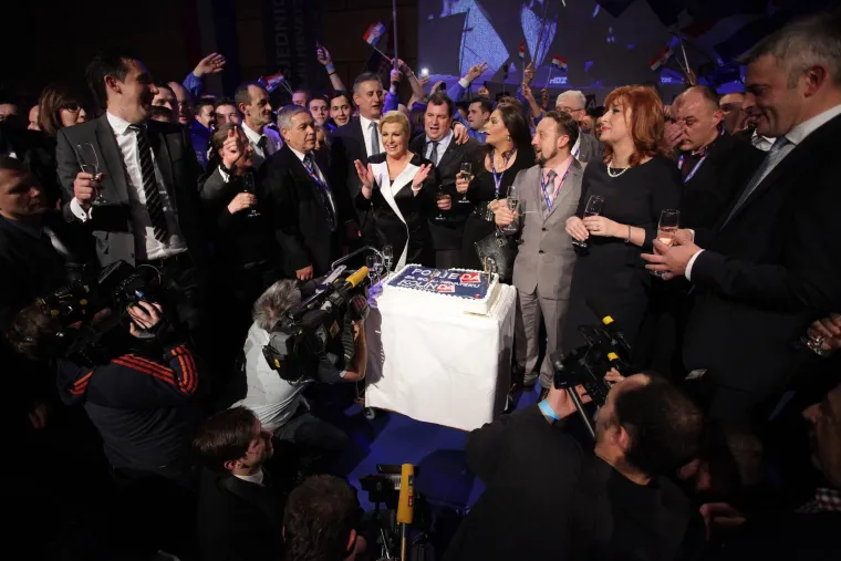 Sjećate li se ove noći? Padali su poljupci i nestvarna obećanja: Kolinda i zaboravljeni Karamarko bili su na sedmom nebu, a tek Jakov....