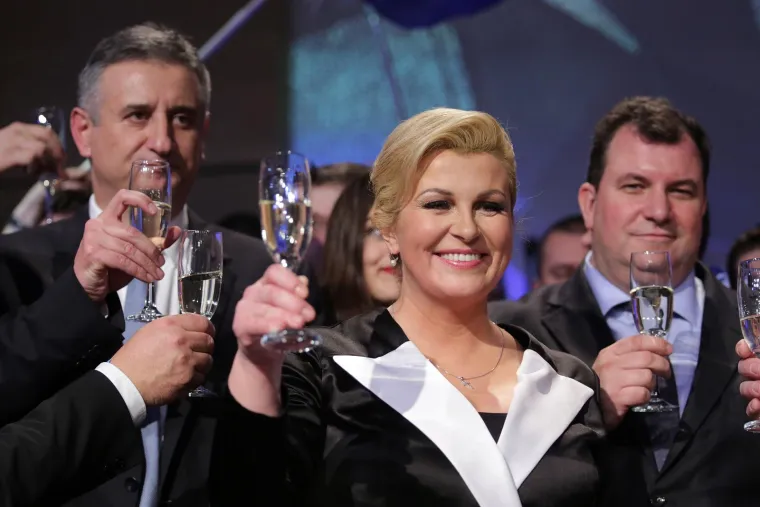 Sjećate li se ove noći? Padali su poljupci i nestvarna obećanja: Kolinda i zaboravljeni Karamarko bili su na sedmom nebu, a tek Jakov....