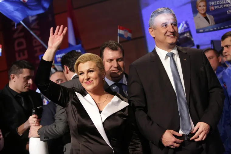 Sjećate li se ove noći? Padali su poljupci i nestvarna obećanja: Kolinda i zaboravljeni Karamarko bili su na sedmom nebu, a tek Jakov....