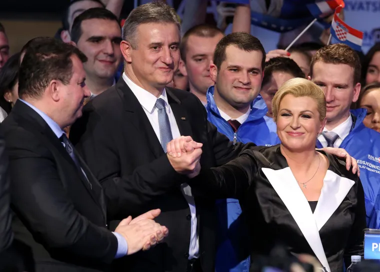 Sjećate li se ove noći? Padali su poljupci i nestvarna obećanja: Kolinda i zaboravljeni Karamarko bili su na sedmom nebu, a tek Jakov....