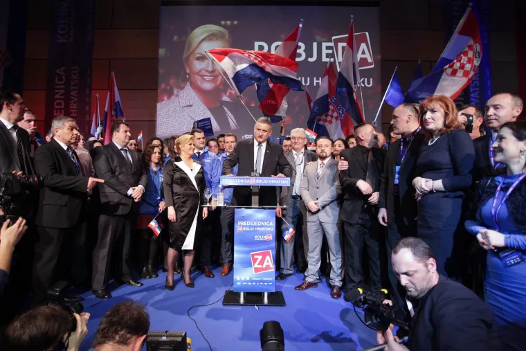 Sjećate li se ove noći? Padali su poljupci i nestvarna obećanja: Kolinda i zaboravljeni Karamarko bili su na sedmom nebu, a tek Jakov....