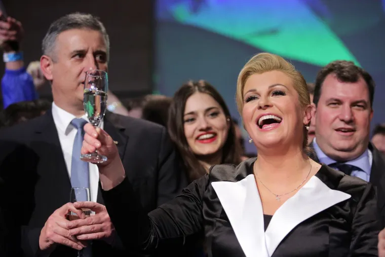 Sjećate li se ove noći? Padali su poljupci i nestvarna obećanja: Kolinda i zaboravljeni Karamarko bili su na sedmom nebu, a tek Jakov....