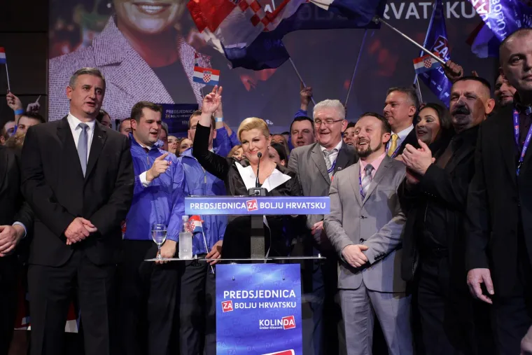 Sjećate li se ove noći? Padali su poljupci i nestvarna obećanja: Kolinda i zaboravljeni Karamarko bili su na sedmom nebu, a tek Jakov....