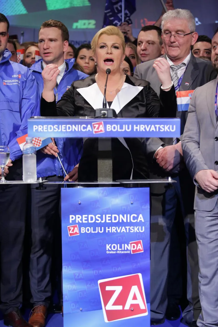 Sjećate li se ove noći? Padali su poljupci i nestvarna obećanja: Kolinda i zaboravljeni Karamarko bili su na sedmom nebu, a tek Jakov....