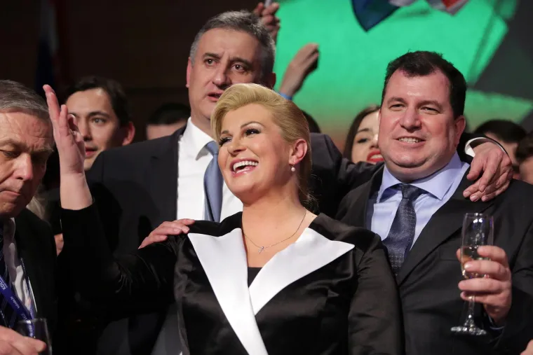Sjećate li se ove noći? Padali su poljupci i nestvarna obećanja: Kolinda i zaboravljeni Karamarko bili su na sedmom nebu, a tek Jakov....
